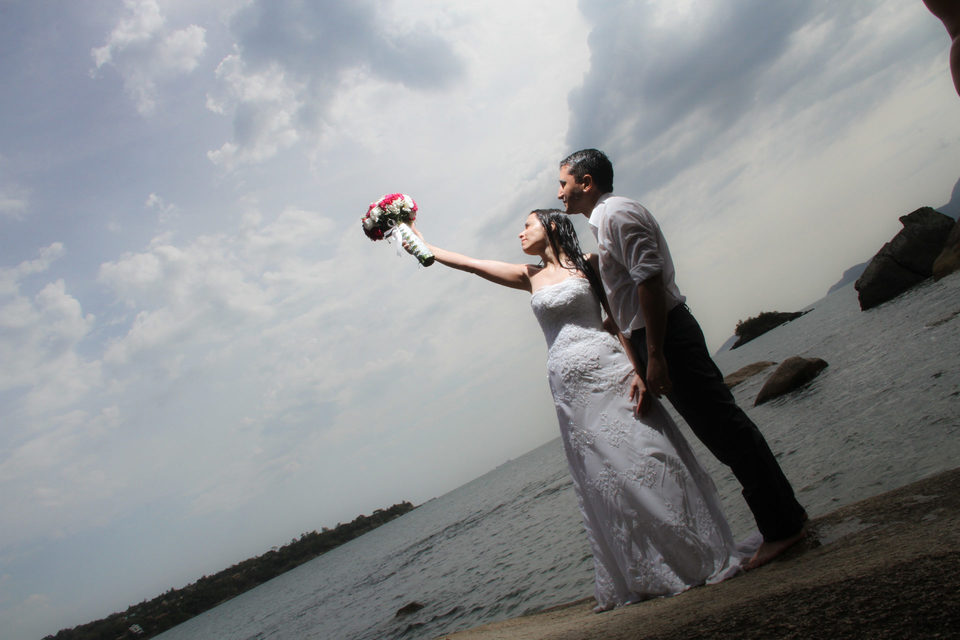 Foto de pré wedding da Livia e do Wellington e do Trash The Dress em Ilhabela Foto de pré wedding da Livia e do Wellington e do Trash The Dress em Ilhabela